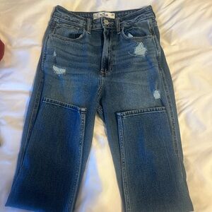 Hollister 
2S 
Curvy ultra high rise 
Mom jean